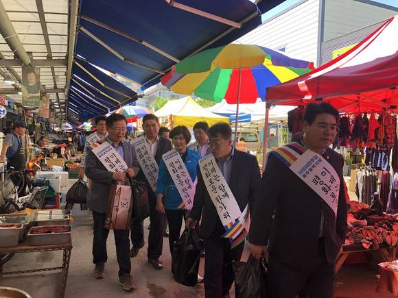 광산구(갑) 지역위원회가 18일 송정5일시장을 방문해 제수용품을 구입하고 시민들과 상인들과 환담했다. ⓒ 광산구(갑) 지역위원회