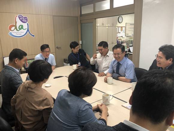 광산구(갑) 지역위원회가 19일 광산구장애인복지관을 찾아 위문품을 전달하고 격려했다. ⓒ 광산구(갑) 지역위원회