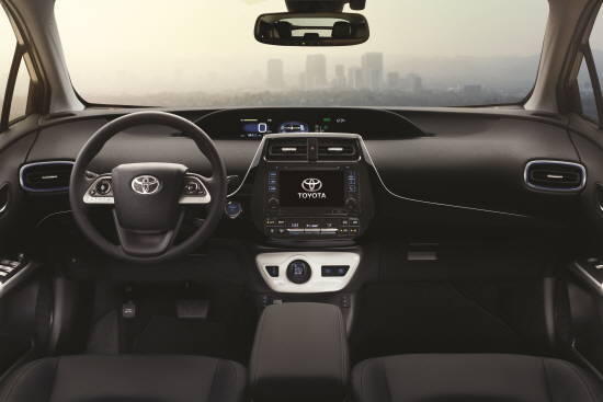 4세대 프리우스 실내는 인스트루먼트 패널을 낮은 위치에서 얇게 조형해 개방감을 부여하면서 탑승자를 다정하게 감싸는 일체감 있는 공간을 표현했다. ⓒ 한국 토요타