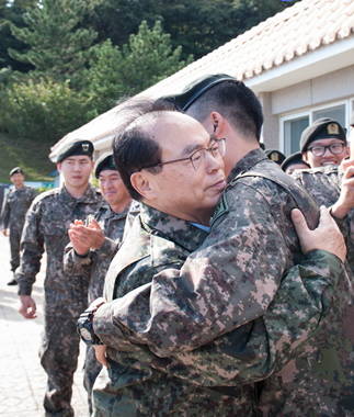 오거돈 부산시장이 70주년 국군의 날을 맞아 해운대구에 위치한 53사단을 찾아 장병들을 위로했다. ⓒ 부산광역시