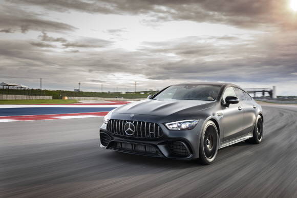 더 뉴 메르세데스-AMG GT 4-도어 모델은 AMG의 포트폴리오를 더욱 확장시키는 동시에 새로운 차원의 드라이빙 경험을 선사한다. ⓒ 메르세데스-벤츠 코리아