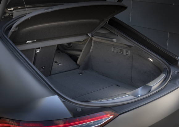 더 뉴 메르세데스-AMG GT 4-도어 모델은 395ℓ의 트렁크 적재공간 외에도 트렁크 바닥 아래에는 60ℓ의 추가공간이 있다. 또 2열 좌석을 접을 경우 적재용량은 1324ℓ까지 늘어난다. ⓒ 메르세데스-벤츠 코리아