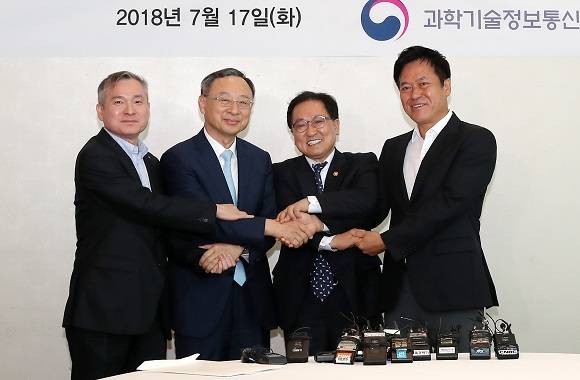 유영민 과학기술정보통신부 장관과 이동통신3사 최고경영자(CEO)가 지난 7월 개최된 간담회에 참석해 손을 맞잡고 포즈를 취하는 모습. 왼쪽부터 하현회 LG유플러스 부회장, 황창규 KT 회장, 유영민 장관, 박정호 SK텔레콤 사장. ⓒ 뉴스1