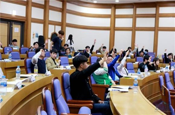 대학생국회는 청년들의 목소리를 전달하고, 더 나아가 우리 사회의 문제점들을 해결하기 위한 입법 활동들을 해오고 있다. ⓒ 대학생 국회