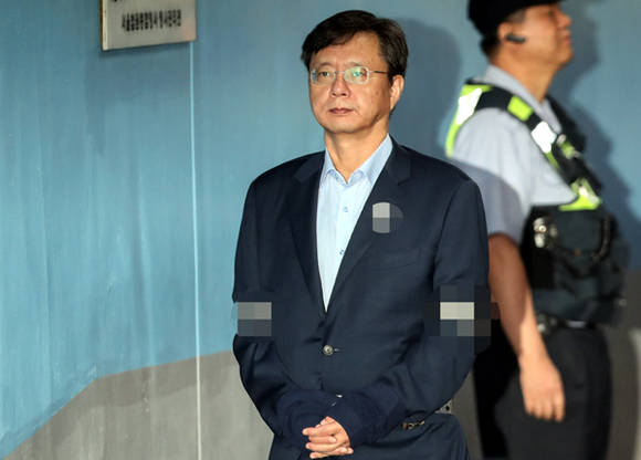 우병우 전 청와대 민정수석이 13일 서울 서초구 서울중앙지방법원에서 열린 직권남용권리행사방해 등 항소심 5회 공판에 출석하고 있다. ⓒ 뉴스1