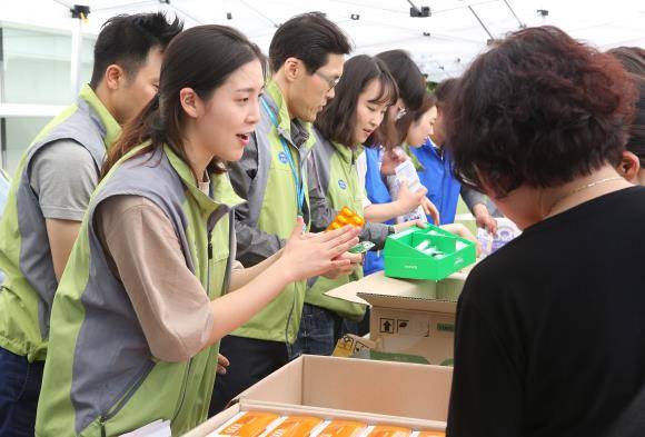 동아쏘시오홀딩스는 이웃 사랑을 실천하고 나눔 문화를 전파하고자 2009년부터 매년 '사랑나눔바자회'를 개최하고 있다. ⓒ 동아쏘시오그룹
