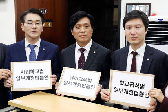 민주당 의원들이 23일 국회 의안과에 '비리유치원 근절 대책 3법률안을 제출하고 있다. 왼쪽부터 박용진, 조승래, 김해영 의원. ⓒ 뉴스1