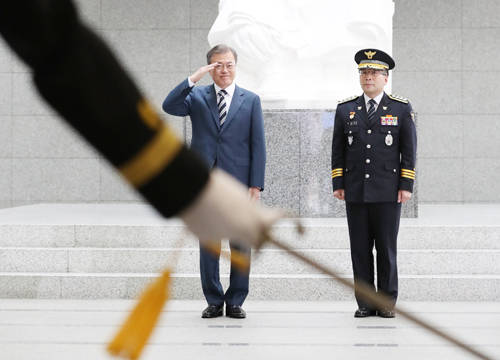 문재인 대통령은 제73주뇬 경찰의 날'을 기념해 "경찰이 당당하고 공정하게 법집행을 할 수 있도록 제도 개선에도 관심과 지원을 아끼지 않을 것"이라고 밝혔다. ⓒ 연합뉴스