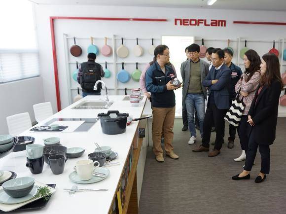 롯데홈쇼핑은 중소 파트너사들의 역량 강화를 위해 우수 파트너사를 방문해 생산 공정 전반과 사업 운영 노하우를 청취하는 '우수 파트너사 현장 투어'를 진행하고 있다. ⓒ 롯데홈쇼핑