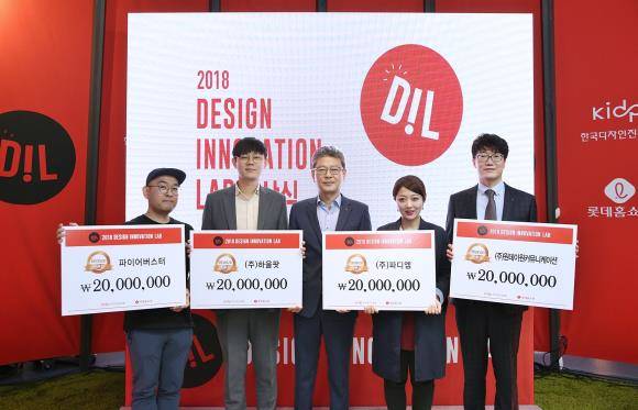 롯데홈쇼핑은 지난 8일, 경기도 성남시 분당구 한국디자인진흥원 본사에서 한국디자인진흥원과 함께 우수 스타트업 육성 프로그램 '디자인 이노베이션 랩' 2기 시상식을 진행했다. ⓒ 롯데홈쇼핑