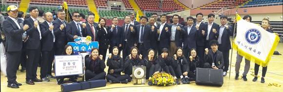 '제30회 전남생활체육대축전'에 참여한 여수시 체육회 관계자들이 기념촬영을 하고 있다. ⓒ 여수시