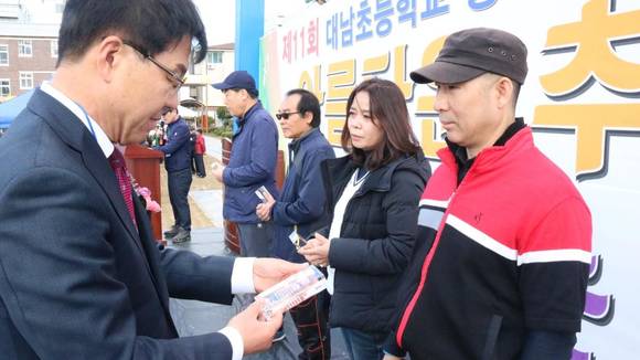 제10기 보조기수 32회 임원이 총동창회장으로 부터 감사폐를 받고 있다. ⓒ 프라임경제