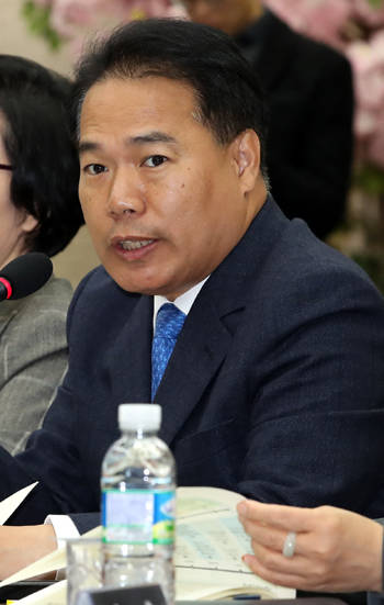 이용주 국회 산업통상자원 중소벤처기업 위원회 의원이 지난달 25일 제주시 연동 제주도청 대강당에서 열린 산자위 국정감사 제주 현장방문에서 발언하고 있다. ⓒ 뉴스1