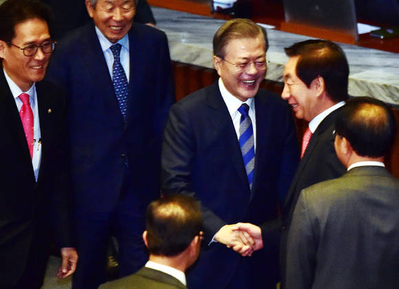 문재인 대통령이 1일 국회 본회의장에서 2019년도 예산안에 대한 시정연설을 마친 뒤 김성태 자유한국당 원내대표와 악수를 나누고 있다. ⓒ 뉴스1
