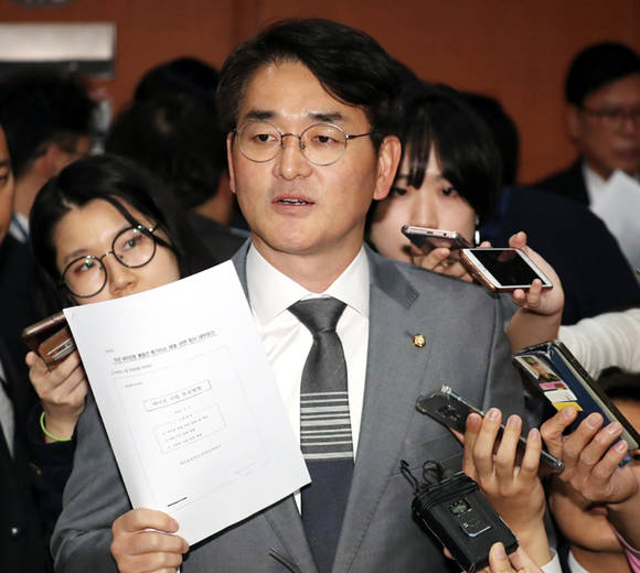 박용진 더불어민주당 의원이 7일 국회 정론관에서 삼성물산 합병과 관련한 기자회견을 마친 후 취재진의 질문에 답하고 있다. ⓒ 연합뉴스