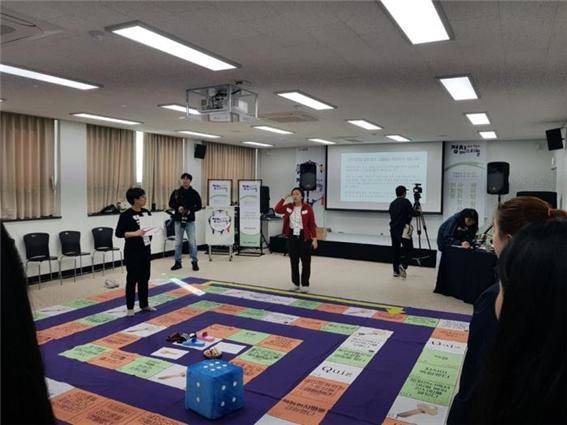 페미당 창당모임이 지난 2일 유권자 정치페스티벌에서 선보인 '한국여자게임'의 진행 모습. =서채원, 박준정 청년기자