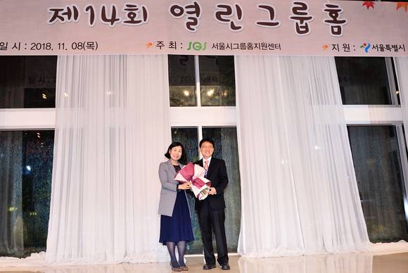 김형진 윈체 대표이사(왼쪽)이 감사패를 수여하고 기념사진을 찍고 있다. ⓒ 윈체