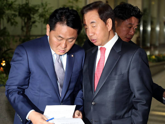자유한국당 김성태 원내대표와 바른미래당 김관영 원내대표가 13일 오전 국회 정론관에서 공동기자회견을 하기에 앞서 얘기를 나누고 있다. ⓒ 연합뉴스
