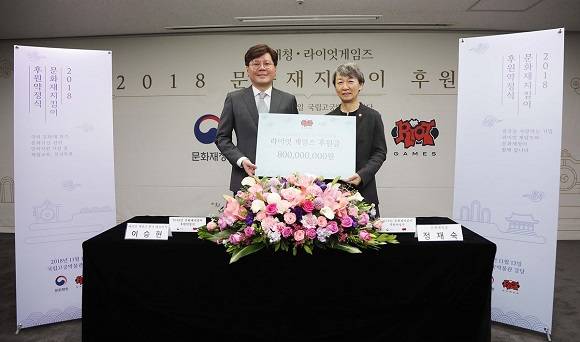 라이엇 게임즈와 문화재청이 '2018 문화재지킴이' 후원약정식 현장에서 이승현 라이엇 게임즈 한국대표(왼쪽)와 정재숙 문화재청장이 기념사진을 촬영하는 모습. ⓒ 라이엇 게임즈