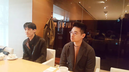 강기현 슈퍼크리에이티브 대표(좌)와 이상훈 스마일게이트 메가포트 사업본부 모바일사업1실 실장이 '에픽세븐'에 대해 설명하고 있다. = 김경태 기자