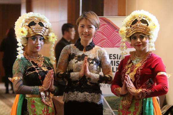 박재아 인도네시아 관광청 지사장과 전통춤 공연단. ⓒ 인도네시아 관광청 VITO Seoul