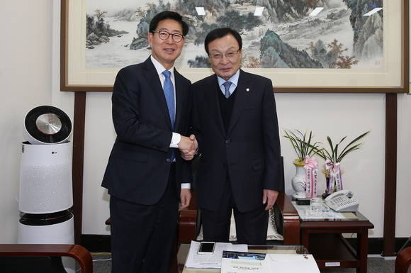 양승조 지사가 국회를 방문해 이해찬 대표와 기념촬영을 하고 있다. ⓒ 충남도청