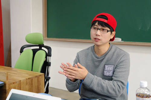 허준석 교사가 공교육과 사교육 사이의 틈새에서 모자란 부분을 채우고 싶다고 이야기하고 있다. ⓒ 프라임경제