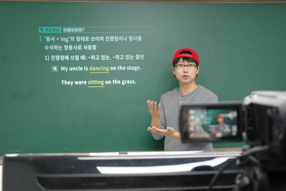 자신의 사비를 털어 장비를 구하고 주변의 도움을 받아 영상을 제작한다는 허준석 교사. ⓒ 프라임경제
