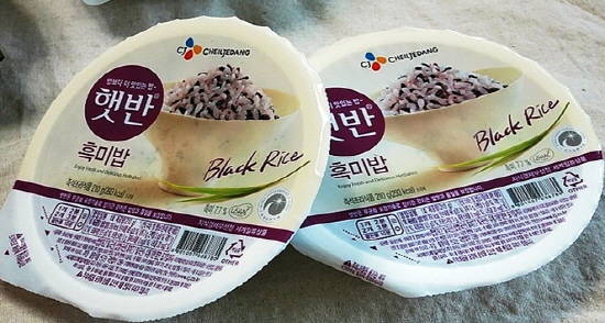 즉석밥 사진이예요. 즉석밥은 전자레인지에 데워서 간편하게 먹을 수 있어요. 사진은 CJ제일제당에서 만드는 햇반이예요. ⓒ CJ제일제당