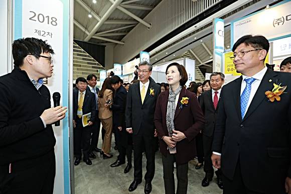 기업 부스를 방문해 설명을 듣고 있는 허인 KB국민은행장, 유은혜 교육부 장관, 도성훈 인천시 교육감. ⓒ KB국민은행