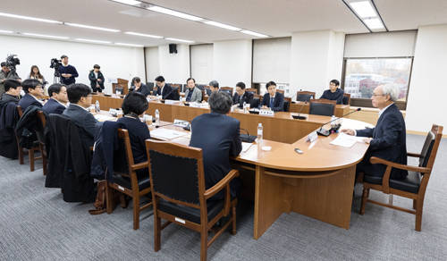 문재인 대통령은 22일 개최된 경제사회노동위원회 출범식 및 1차 본 위원회에 참석해 위원들의 각오를 들었다. ⓒ 뉴스1