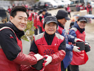 하석주 롯데건설 대표이사(왼쪽 두 번째) '샤롯데 봉사단'이 연탄을 나르고 있다. ⓒ 롯데건설