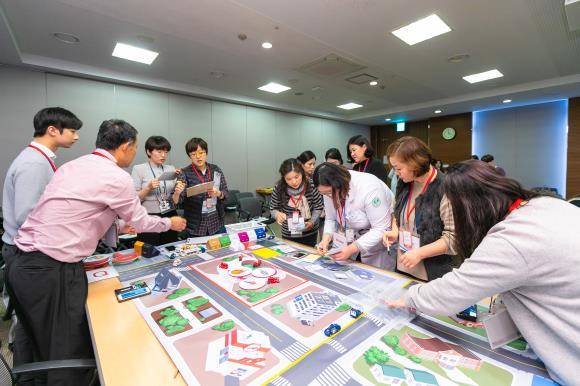 지난 23일 이대목동병원 2층 대회의실에서 진행된 재난 대응 교육에서 참석자들이 다수 사상자 사고 발생 대비 가상 훈련을 하고 있다. ⓒ 이대목동병원