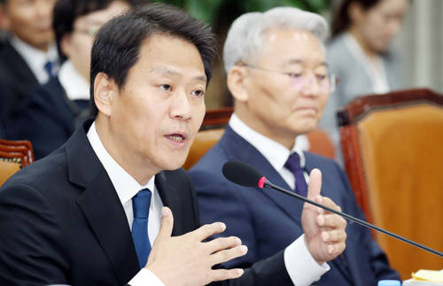 임종석 대통령 비서실장이 최근 일어난 청와대 직원의 폭행 및 음주 사건과 관련해 청와대 직원들의 공직기강을 다잡기 위한 이메일을 보냈다. ⓒ 뉴스1