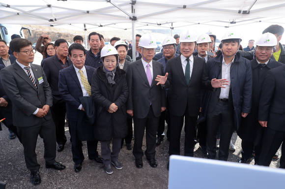 손학규 대표가 27일 오전 전남 함평군 월야면 외치리 빛그린산업단지 1-1공구 현장에서 광주형 일자리에 대해 이야기하고 있다. ⓒ 뉴스1