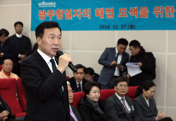 손학규 대표가 27일 오전 전남 함평군 월야면 빛그린산업단지 사업단 회의실에서 열린 '광주형 일자리 해법 모색을 위한 간담회'에서 이야기하고 있다. ⓒ 뉴스1