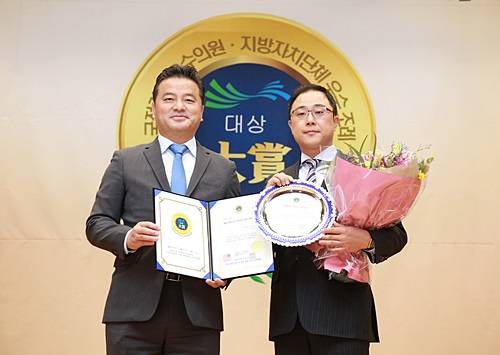 '2018 대한민국 지방자치 발전 공헌대상'을 수상한 (사)한국스포츠마케팅진흥원 김재현 이사장의 수상 모습. ⓒ '2018 대한민국 국정감사 우수의원 · 지방자치단체 우수 조례' 조직위원회