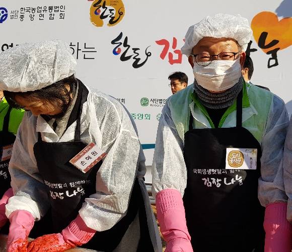 류경오 도시농업포럼 회장(오른쪽)과 손혜원 국회의원. 류 회장은 행사 인사말에서 생생텃밭이 국회뿐 아니라 청와대와 북한에도 만들어지길 희망한다고 말했다. ⓒ 프라임경제