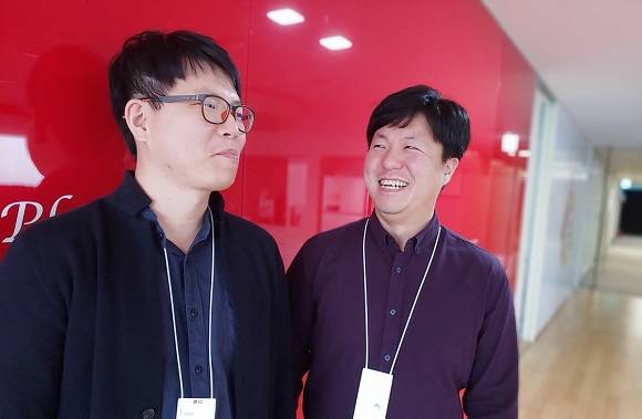 프라임경제는 지난 30일 LG전자 전략 스마트폰 V40 씽큐 출시 한달을 맞아 핵심 개발자들을 인터뷰했다. 왼쪽부터 최광희 MC연구소 멀티미디어실 카메라팀 선임연구원, 윤광선 상품기획팀 책임. ⓒ 프라임경제