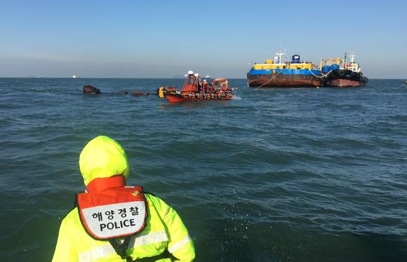 보령해경이 31일 오전 유류 이적 작업 중 해양경찰이 사고 현장에서 해양오염을 방지하기 위해 사고 해역 주변을 지키고 있다. ⓒ 보령해경