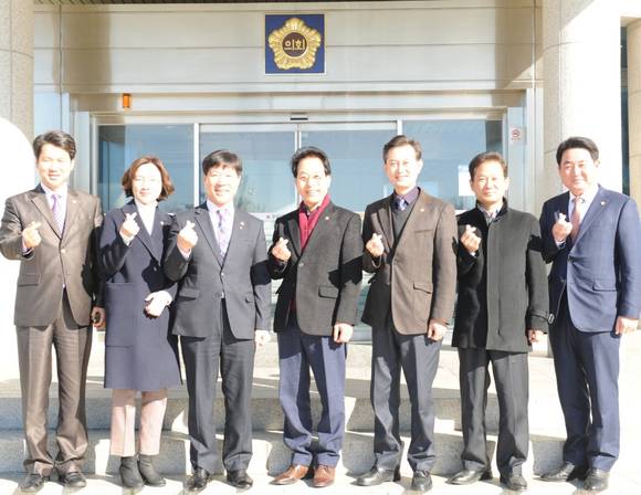 경남도의원과 진주시의원들이 '복합문화도서관' 교육청 예산 100억 조기확보를 위한 의지를 다지고 있다. ⓒ 윤성관 진주시의원