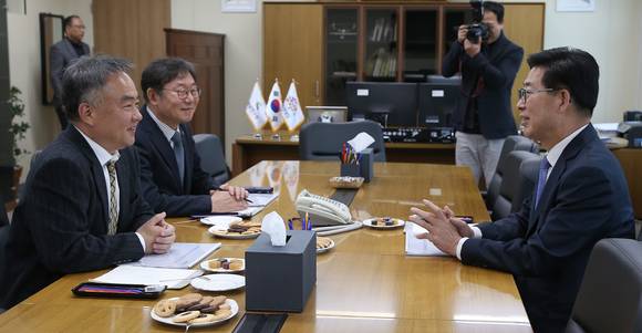 양승조 충남도지사는 송재호 국가균형발전위원회 위원장과 접견하고 있다. ⓒ 충남도청