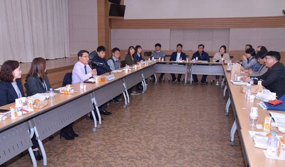 권오봉 여수시장(왼쪽에서 세번째)과 직원들이 점심시간을 이용해 자유롭게 의논을 나누고 있다. ⓒ 여수시