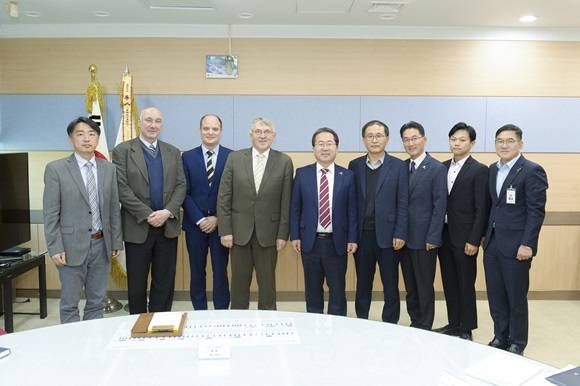 순천시와 독일 헬름홀쯔·폭스바겐 연구소 관계자들이 기념촬영을 하고 있다. ⓒ 순천시