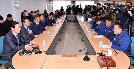 이용섭 광주광역시장(왼쪽 첫 번째)이 30일 오전 울산시 북구 현대자동차 울산공장 노동조합 사무실을 방문해 하부영 현대차 노조지부장(오른쪽 첫 번째)과 면담을 갖고 '광주형 일자리' 성공을 위한 협조를 요청하고 있다. ⓒ 광주광역시