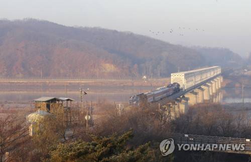 지난 30일 남북철도공동조사단을 태운 열차가 북으로 향하고 있다. ⓒ 연합뉴스