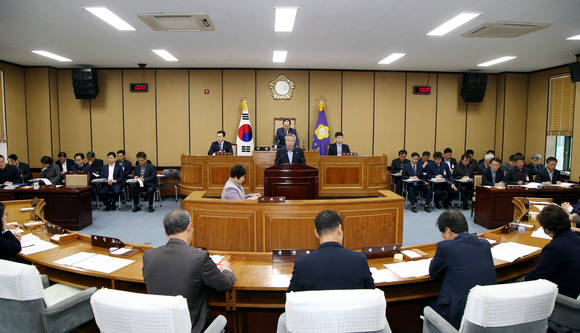 윤상기 하동군수가 군의회에서 2019년 시정연설을 하고 있다. ⓒ 하동군청