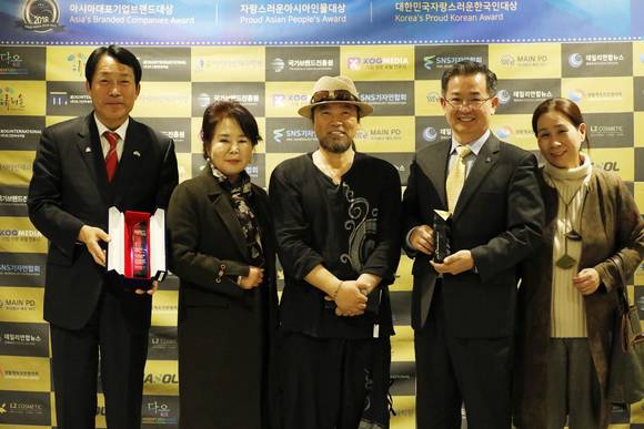 김윤세 (재)한국능력개발원 이사장, 김윤세 이사장 부인, 박수복 화백, 이용빈 위원장, 부인 김미영 여사(사진 왼쪽부터). ⓒ 광산갑 지역위원회