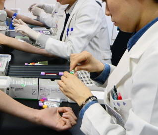 한국은 검진 제도가 잘 마련된 국가 중 하나로 꼽힌다. 사진은 검사를 위한 채혈 모습. ⓒ 뉴스1