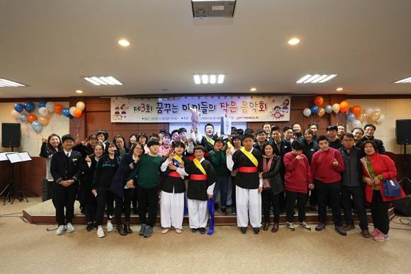 제3회 '꿈꾸는 아이들의 작은 음악회'에 참가한 청소년들과 관계자들이 기념촬영을 하고 있다. ⓒ 여천NCC